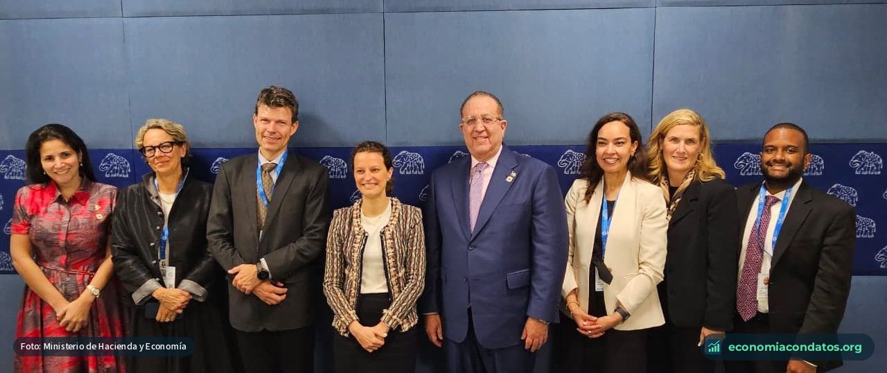 El ministro de Hacienda y Economía, Magín Díaz, junto a la vicepresidenta del Banco Mundial para América Latina y el Caribe y su equipo, en las Reuniones Anuales del FMI y el Banco Mundial en Bangkok.