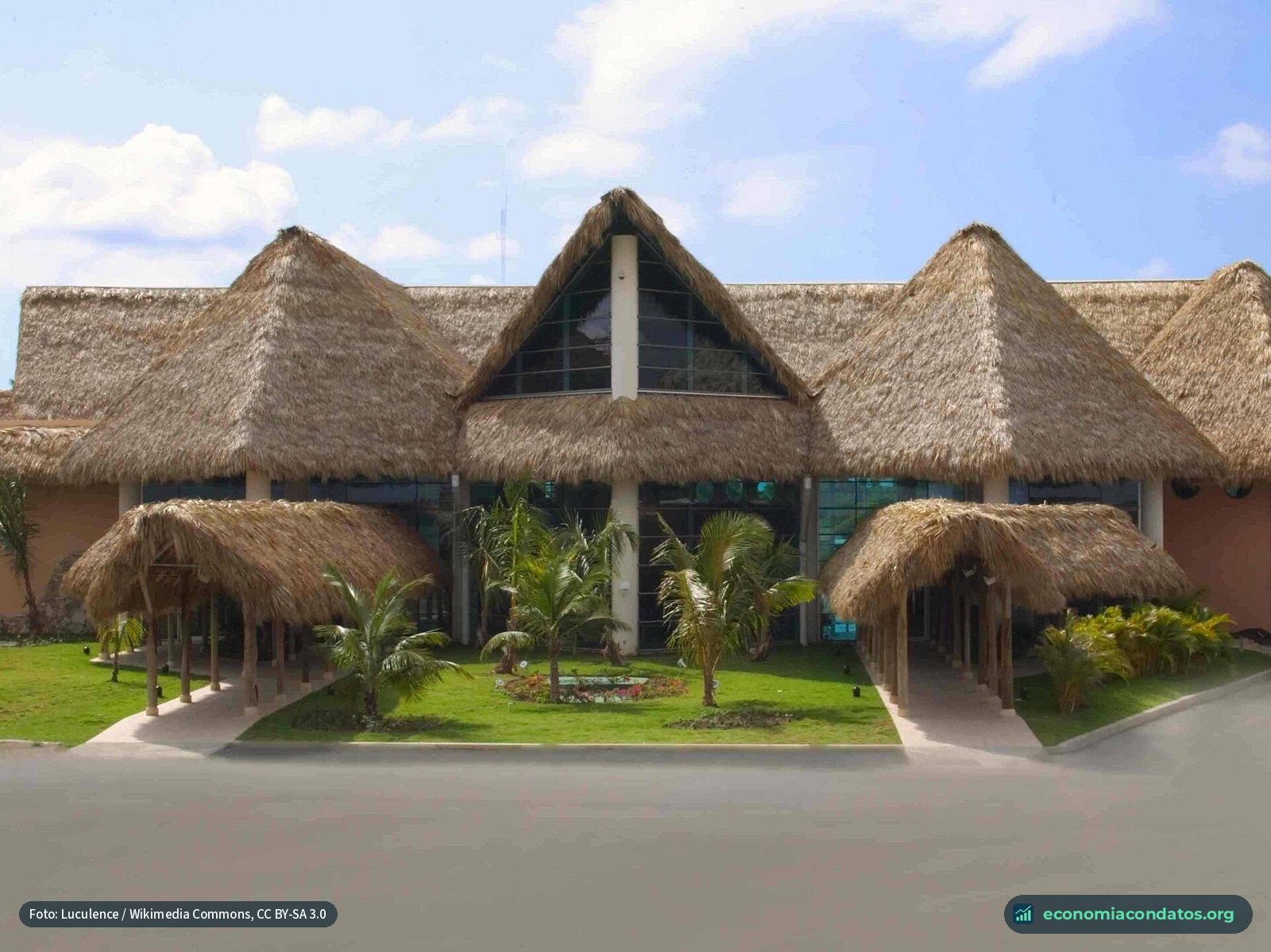 Terminal del Aeropuerto Internacional de Punta Cana, con techos de cana