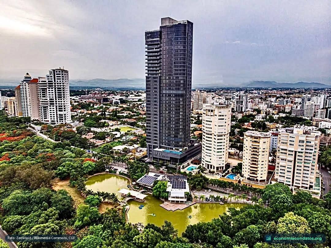 Vista aérea de torres y edificios del Distrito Nacional, en Santo Domingo, junto a un parque con laguna